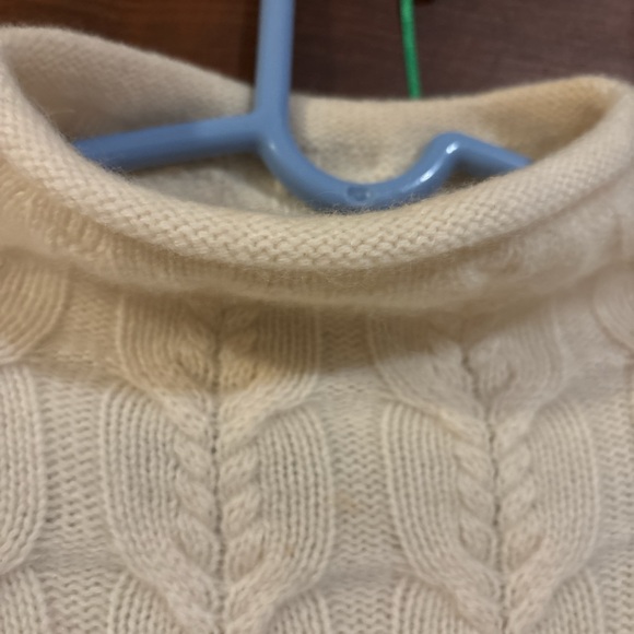 Tahari 2ply cashmere Women's Cream Cable Knit Sweater - Picture 2 of 7